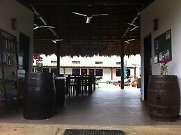 Machele' s Place Beachside Hotel & Pool