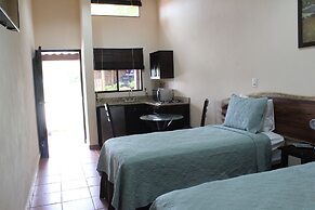 Machele' s Place Beachside Hotel & Pool