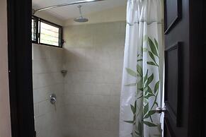 Machele' s Place Beachside Hotel & Pool