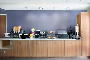 Microtel by Wyndham Vernal / Naples