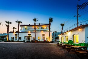 Olleh Windmill Pension & Guesthouse - Hostel