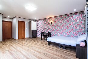 Olleh Windmill Pension & Guesthouse - Hostel