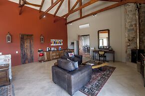 Tamodi Lodge and Stables
