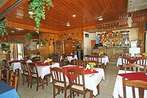 Petsas Apartments & Tavern