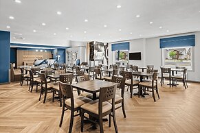 Home Inn and Suites Regina Airport