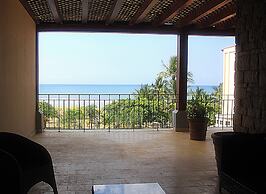 Crocs Resort & Casino