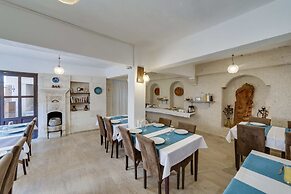 El Puente Cave Hotel