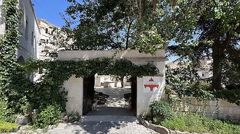 El Puente Cave Hotel