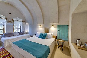 El Puente Cave Hotel