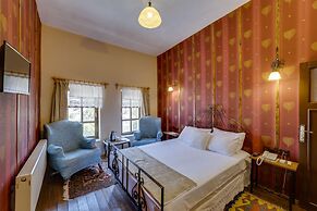 El Puente Cave Hotel