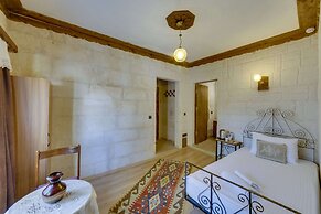 El Puente Cave Hotel