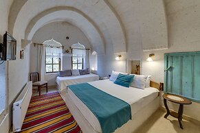 El Puente Cave Hotel