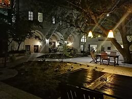 El Puente Cave Hotel