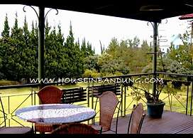 De Villa Istana Bunga by HouseinBandung