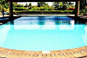 De Villa Istana Bunga by HouseinBandung