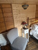 Stonehenge Inn & Shepherds Huts