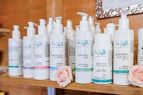 Stonehenge Inn & Shepherds Huts