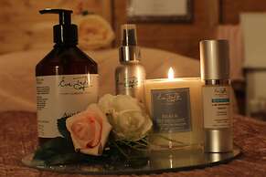 Stonehenge Inn & Shepherds Huts