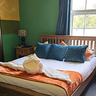 Stonehenge Inn & Shepherds Huts