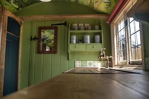 Stonehenge Inn & Shepherds Huts