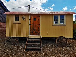 Stonehenge Inn & Shepherds Huts
