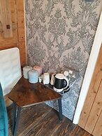 Stonehenge Inn & Shepherds Huts