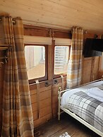 Stonehenge Inn & Shepherds Huts