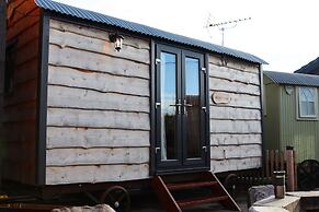 Stonehenge Inn & Shepherds Huts