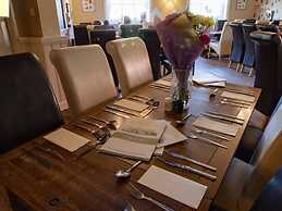 Stonehenge Inn & Shepherds Huts