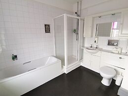 Stonehenge Inn & Shepherds Huts