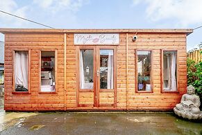 Stonehenge Inn & Shepherds Huts