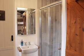 Stonehenge Inn & Shepherds Huts