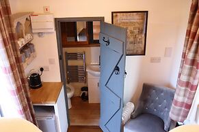 Stonehenge Inn & Shepherds Huts