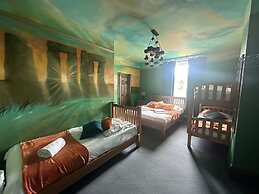 Stonehenge Inn & Shepherds Huts