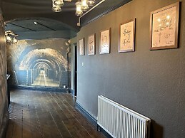 Stonehenge Inn & Shepherds Huts