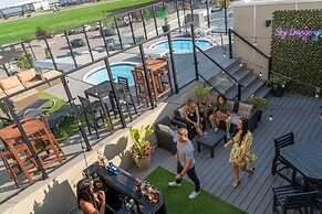 Hotel Clique Calgary Airport