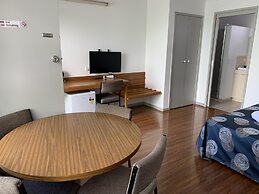 Beaconsfield Lodge Motel