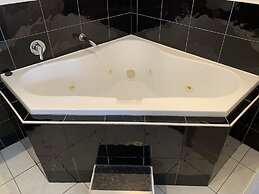 Beaconsfield Lodge Motel