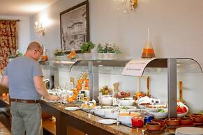 Shah Palace Luxury Museum Hotel