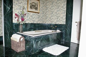 Oakcliff Bed and Breakfast