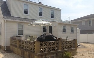 The Beach House - Only six houses from the beach