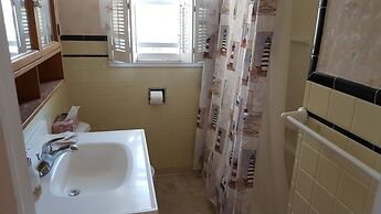 The Beach House - Only six houses from the beach