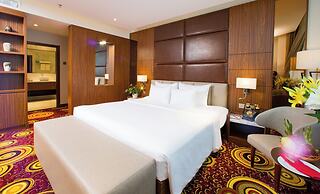 Van Phat Riverside Hotel