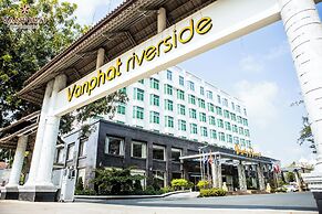 Van Phat Riverside Hotel
