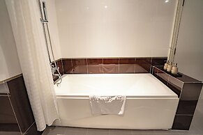 Van Phat Riverside Hotel