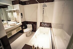 Van Phat Riverside Hotel