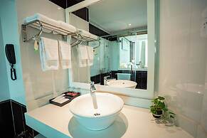 Van Phat Riverside Hotel