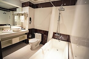 Van Phat Riverside Hotel