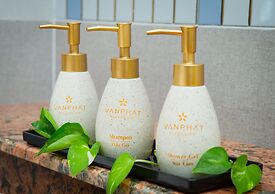 Van Phat Riverside Hotel