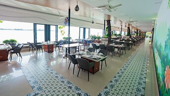 Van Phat Riverside Hotel